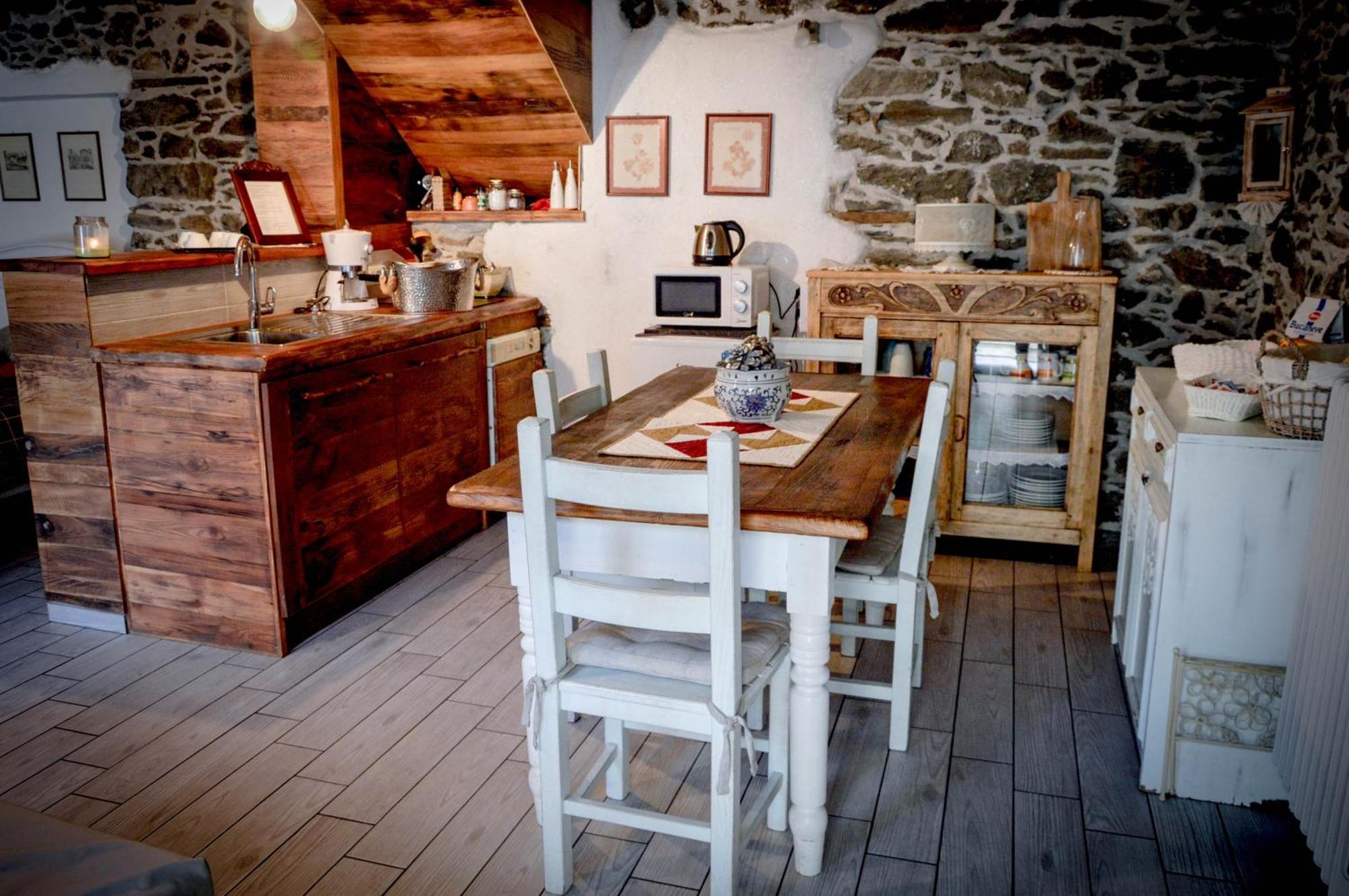 Chalet In Pietra E Legno Con Caminetto Inverso Pinasca Eksteriør bilde